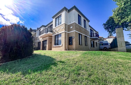 Mindarie House | Indian Ocean View with Three King Bedrooms
