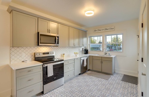 Syracuse House | Indiana Vacation Rental - Walk to Syracuse Lake!