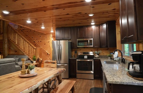 Gatlinburg - Pigeon Forge Cabin | Indoor Pool~3.5 Miles 2 Rockytop Sports~Gatlinburg