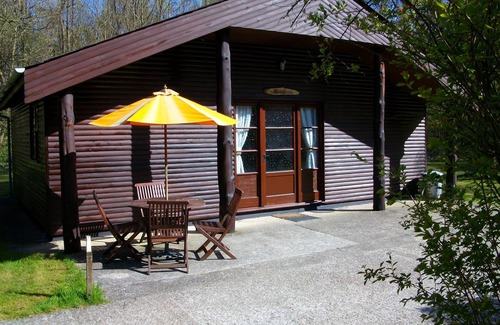Ashford Ski Chalet | Indoor Pool. Beautiful 2 bed lodge sleeping 4 set in 5acre of beautiful Woodland