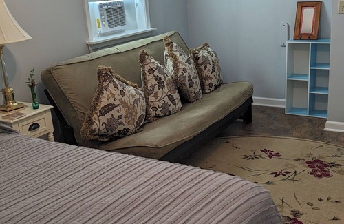 Middletown House | INDULGE - FRESH FLOWERS, MANY AMENITIES