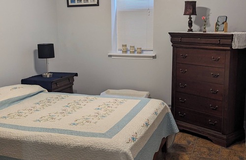 Middletown House | INDULGE - FRESH FLOWERS, MANY AMENITIES