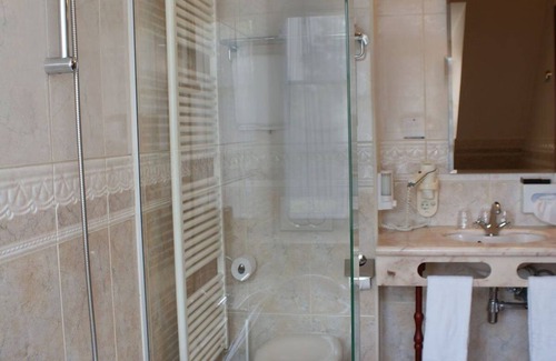 Sluis Hotel | Indulge in Cupule’s Oasis in Historic Location - Bike Rental, Free Parking
