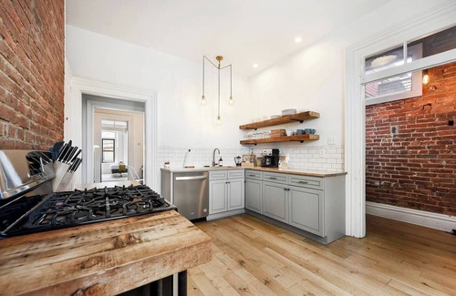 East Allegheny Apartment | Industrial Vintage Retreat Near Downtown, Stadiums