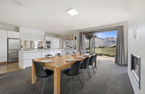 Wanaka House | Infinity Views - Modern Wanaka Holiday Home