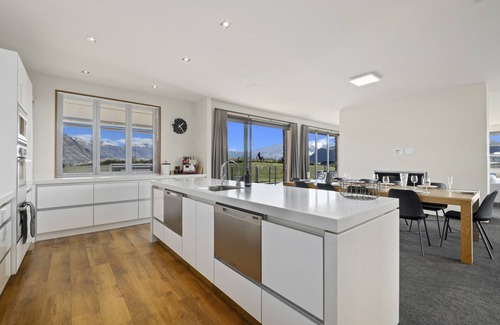 Wanaka House | Infinity Views - Modern Wanaka Holiday Home