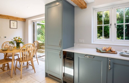 Charlbury Cottage | Inglenook Cottage - pet friendly in Charlbury