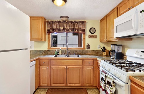 Fox Farm Cabin | Inn Between Pines Log Cabin Big Bear- Hot Tub- Games-