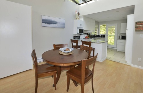 North Oyster House | Inn of the Sea Waterfront 2 bed 2 bath with AC + pools & boat dock
