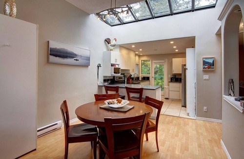 North Oyster House | Inn of the Sea Waterfront 2 bed 2 bath with AC + pools & boat dock