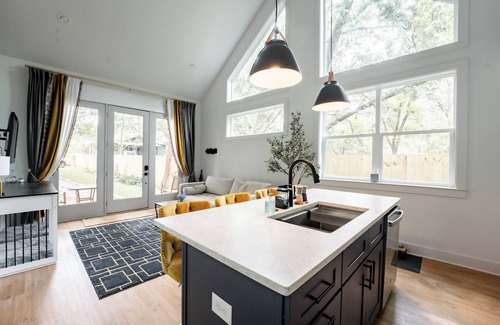 Edgewood House | Inner City Hideout: Serenity with Big Nature Views