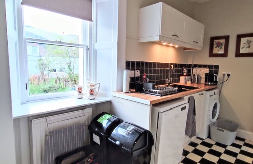 Innerleithen Apartment | Innerleithen: 3 beds. Garden. Parking. Bike store