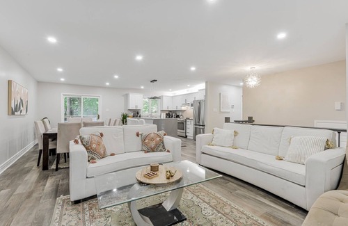 Big Bay Point House | Innisfil Retreat: Hot Tub, Sauna, Pool Table