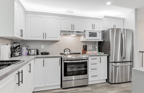 Big Bay Point House | Innisfil Retreat: Hot Tub, Sauna, Pool Table