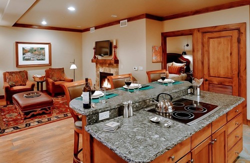 West End Condo | Innsbruck Aspen | Deluxe One-Bedroom Garden Residence 03 w/Hot tub, Centrally located