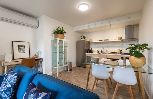 Queenstown Apartment | InnThePink-Brand new Apartment on Lake Edge