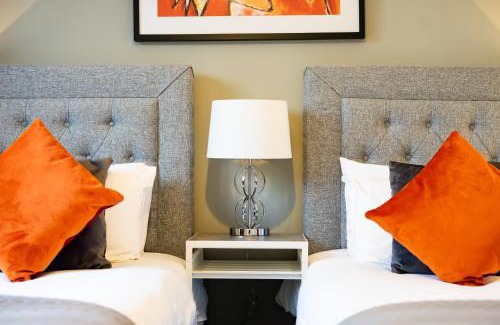 Swindon Apartment | Inspiration by Olauda SA - 3 Bed House with Free Parking