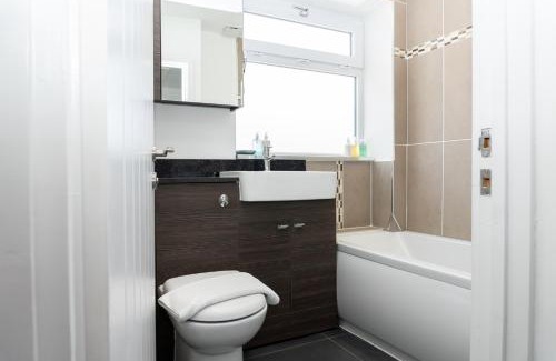 Swindon Apartment | Inspiration by Olauda SA - 3 Bed House with Free Parking