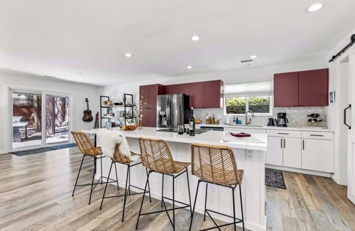 Shadow Mountain House | Int Designed | Single Level | Hottub | 5min to DT