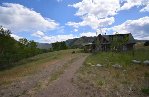 Emigrant Cabin | Internationally Flavored Cabin in Paradise Valley, SW Montana