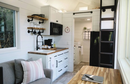 Pipe Creek Cottage | Intimate Hilltop Cottage/Hot Tub/Hiking Trails