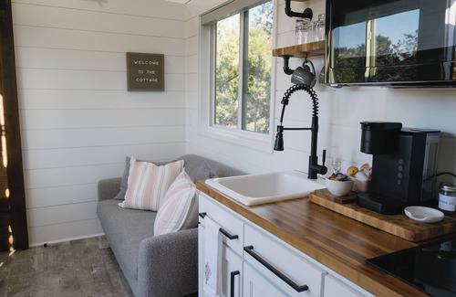Pipe Creek Cottage | Intimate Hilltop Cottage/Hot Tub/Hiking Trails