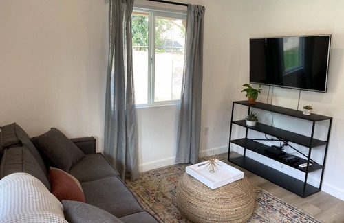 San Fernando House | Inviting Casita Just 10 Mins from Metrolink – Cozy & Convenient!