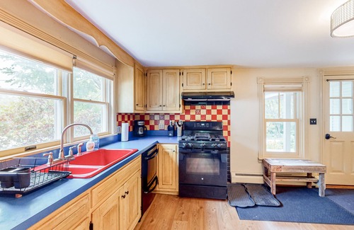 South Londonderry House | Inviting home with WiFi, internet, washer/dryer, and historic charm