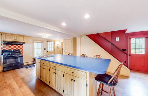 South Londonderry House | Inviting home with WiFi, internet, washer/dryer, and historic charm