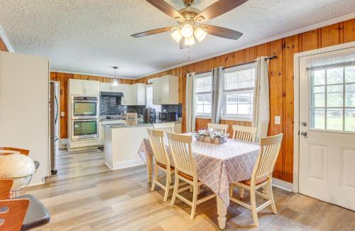 Jacksonville House | Inviting Jacksonville Home Less Than Half Mi to University