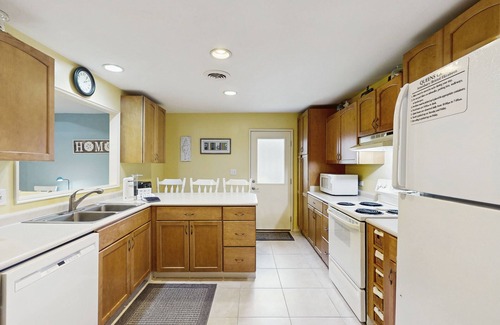 Palmetto Dunes Condo | Inviting Palmetto Dunes condo w/pool, private W/D & deck near beach & golf