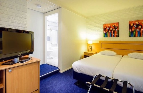 Beekbergen-Zuid Hotel | Inviting Room Perfect for Relaxation and Comfort with Indoor Swimming Pool