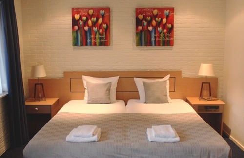 Beekbergen-Zuid Hotel | Inviting Room Perfect for Relaxation and Comfort with Indoor Swimming Pool