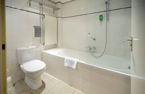 Beekbergen-Zuid Hotel | Inviting Room Perfect for Relaxation and Comfort with Indoor Swimming Pool