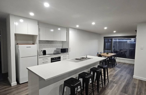George Town House | Inviting & Spacious, 5 minute drive to MTB Trials & beaches, short walk to shops