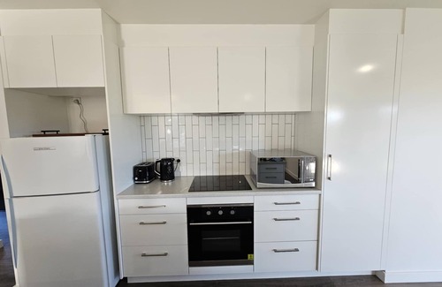 George Town House | Inviting & Spacious, 5 minute drive to MTB Trials & beaches, short walk to shops