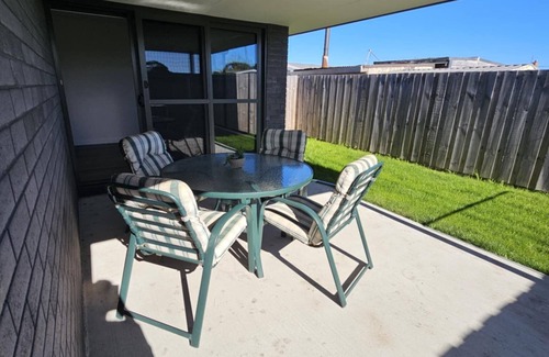 George Town House | Inviting & Spacious, 5 minute drive to MTB Trials & beaches, short walk to shops