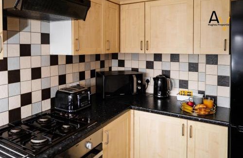 Northampton House | Inviting Two-Bedroom House - Garden, Free Driveway Parking, Perfect for Extended Stays By AV Hughes Properties