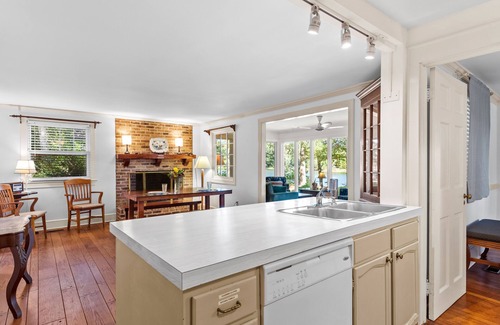 Tasley House | Inviting Waterfront Cottage on Cedar Creek