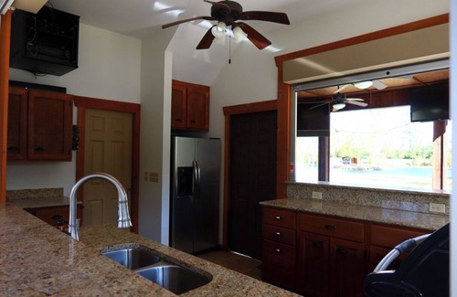 Nakina House | Iron Horn Farms - Fun Getaway with Animals, Fishing Ponds & Peaceful Views