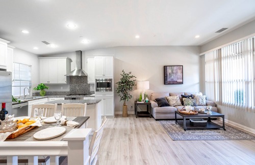 Oak Creek Condo | Irvine Oasis - Luxury 2BR Condo