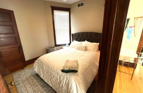 Irving Park Apartment | Irving Park updated vintage top unit 2-flat
