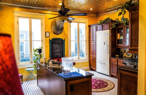 Metropolitan House | Isetta Inn (Boutique Inn)