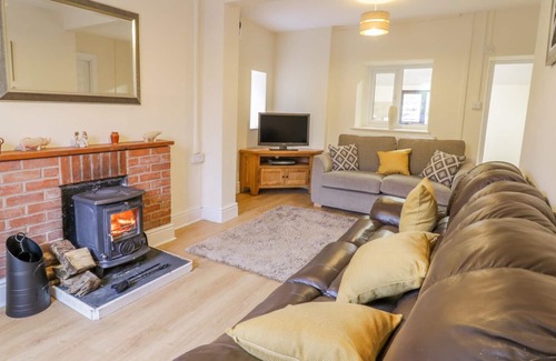 Caersws Cottage | ISFRYN, pet friendly, character holiday cottage in Carno
