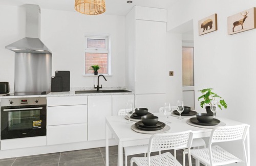 Alfreton House | Isimi luxurious 4 Bed House Derby, with ensuite bathrooms. A Home away from Home
