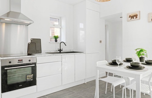 Alfreton House | Isimi luxurious 4 Bed House Derby, with ensuite bathrooms. A Home away from Home