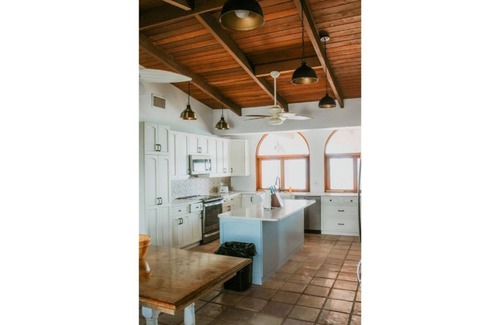 Estate Turner Hole House | Isla Bonita
