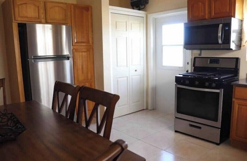 Runaway Bay House | Island gem. Close to beach and downtown