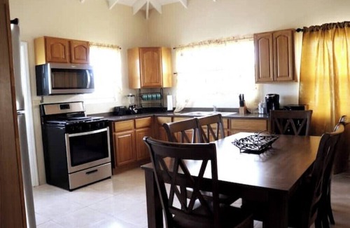 Runaway Bay House | Island gem. Close to beach and downtown