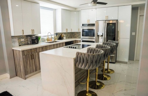 Nassau House | Island Haven Hideaway 5BR Home & Pool. 3 minute walk to beach, Very Quiet